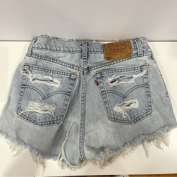 HIGH WAISTED LEVI’S DISTRESSED SHORTS - Picture 2 of 6